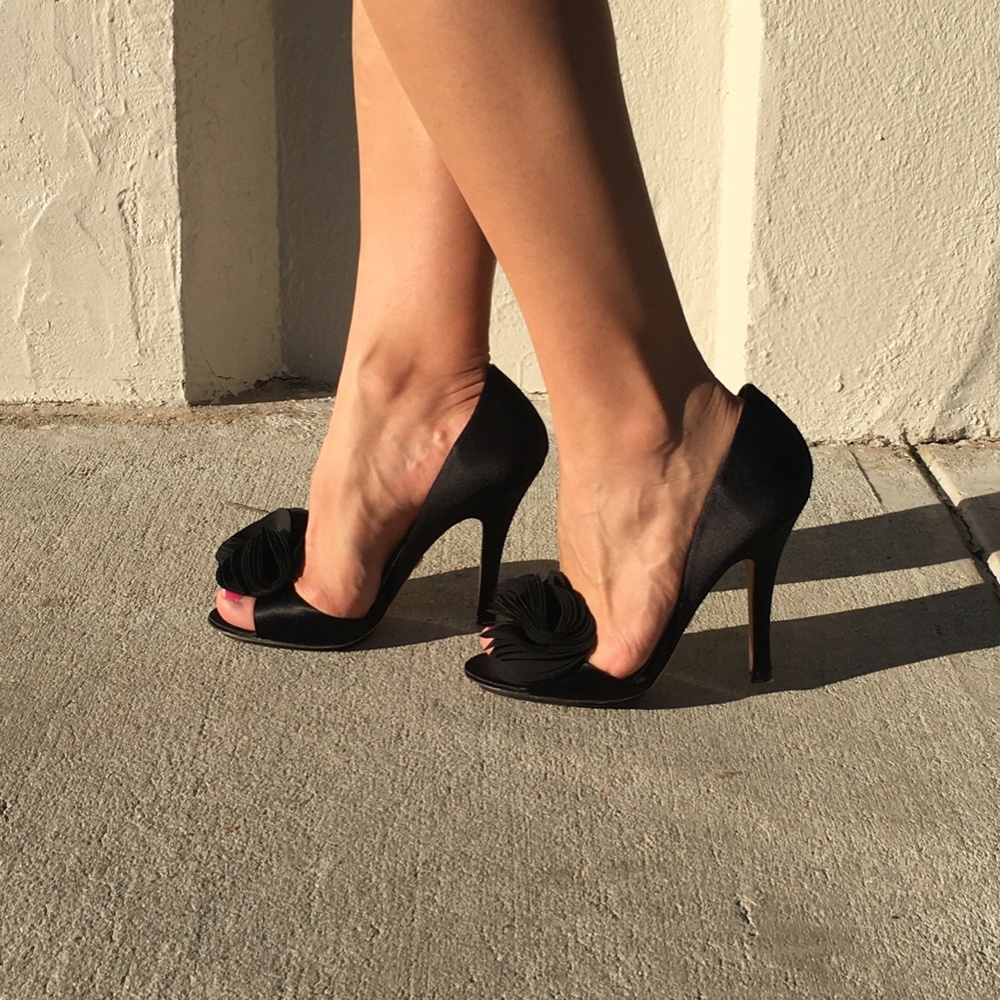 Badgley Mischka black satin pumps